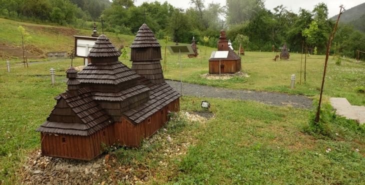 Tip na výlet so psom: Miniskanzen drevených kostolíkov v Ľutine